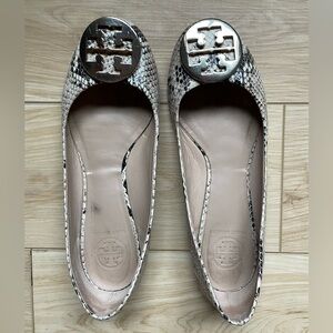 Tory Burch Snakeskin Logo Ballet Flats in Neutral Tones